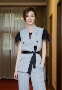 车晓穿这样的衣服让她感觉不那么纯