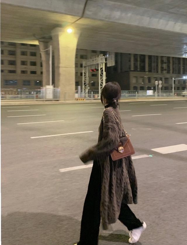 明星穿搭街拍_街拍明星夏季穿搭图片_街拍明星穿百褶裙搭配图片/
