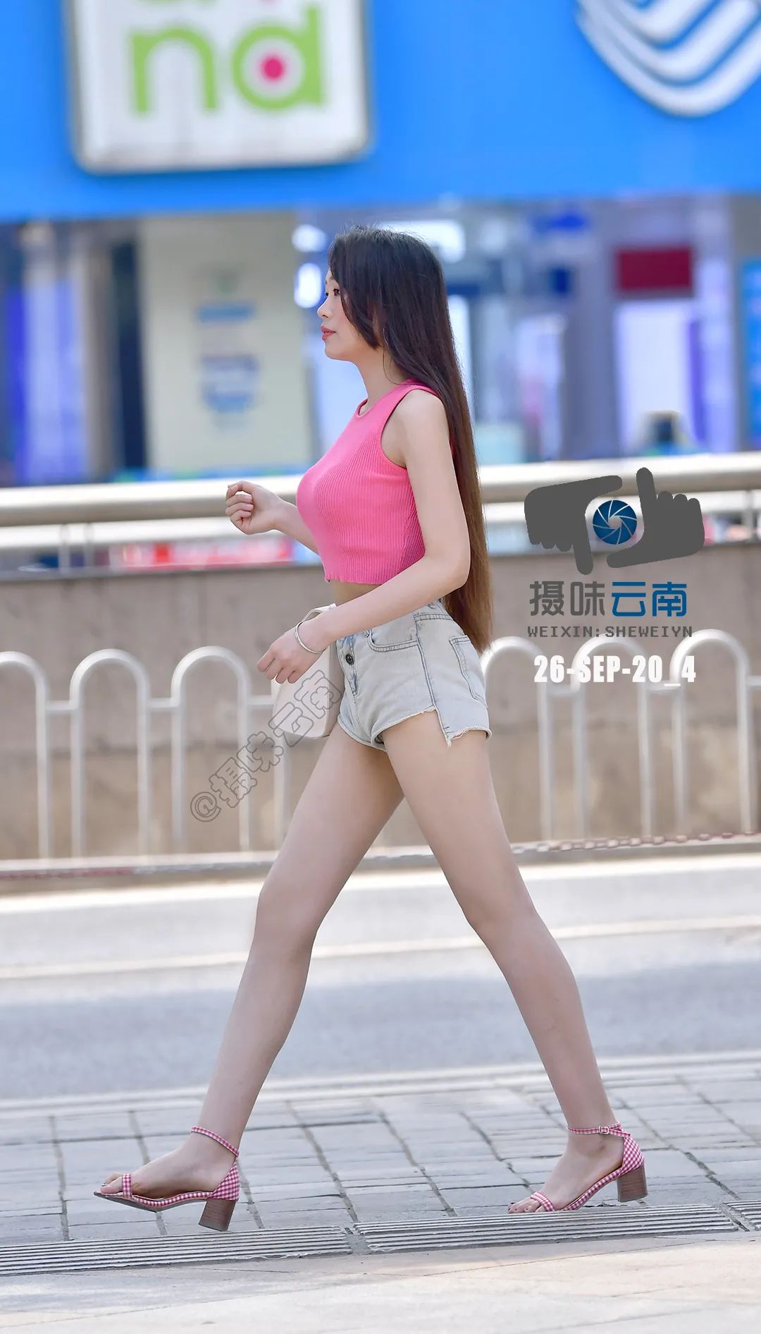 街拍搭配时尚的衣服_街拍搭配时尚女装_时尚搭配街拍/