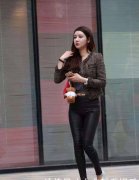 街拍女生搭配高跟鞋出门秀出曼妙好身材
