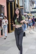 时尚街拍搭配牛仔裤又不失时尚质感减龄的同时