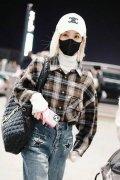 李一桐私服街拍身穿格子衬衫搭配高