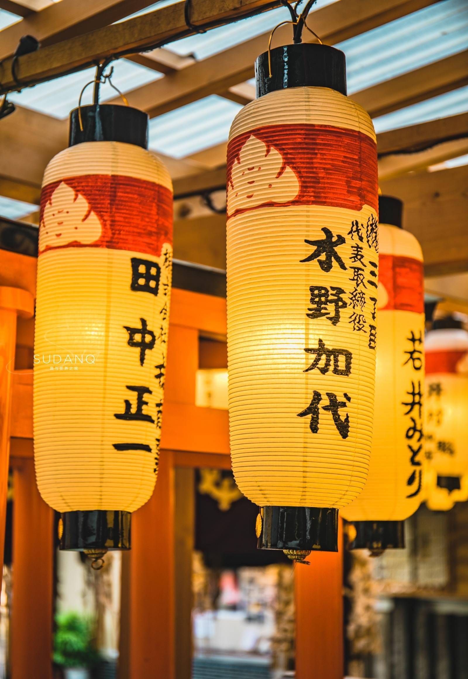 街拍城市夜景视频_街拍城市的雨夜美女图_城市街拍/