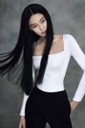 街上被路人拍到女子秀出纤细腰身和马甲线美丽