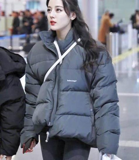 明星街头穿搭_街拍明星穿百褶裙搭配图片_明星穿搭街拍/
