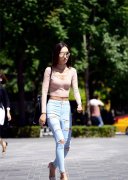 时尚街拍一双闪亮的小高跟鞋这么优
