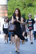路人拍的街拍美女穿着灰色休闲裤和