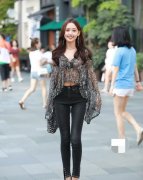 街拍穿着时尚碎花衫的漂亮小姐姐