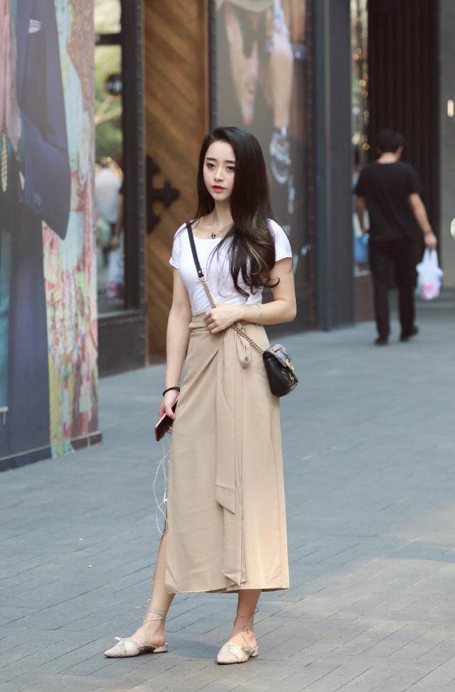 街拍搭配时尚的衣服_街拍搭配时尚女装_时尚搭配街拍/