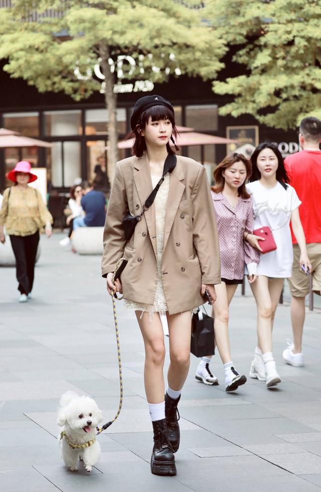 街拍搭配时尚的衣服_街拍搭配时尚女装_时尚搭配街拍/