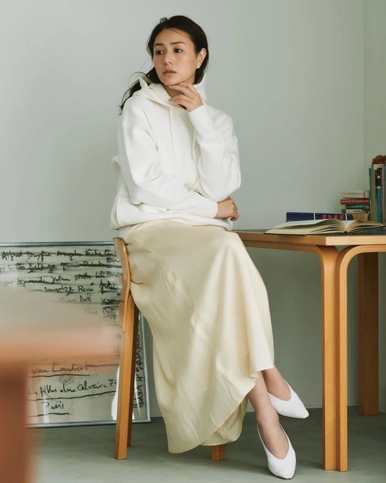 热门单品街拍_热门单职业传奇_单肩斜跨女包女星街拍/