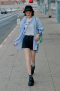 唐艺昕婚后更少女了条纹衬衫配3万块
