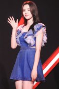 火箭101女团红毯造型杨超越靠颜值撑起廉价连衣