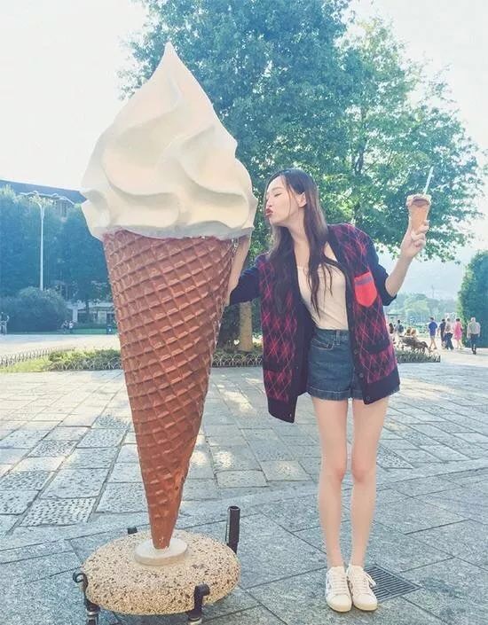 明星穿搭街拍_明星街头穿搭_街拍明星穿百褶裙搭配图片/