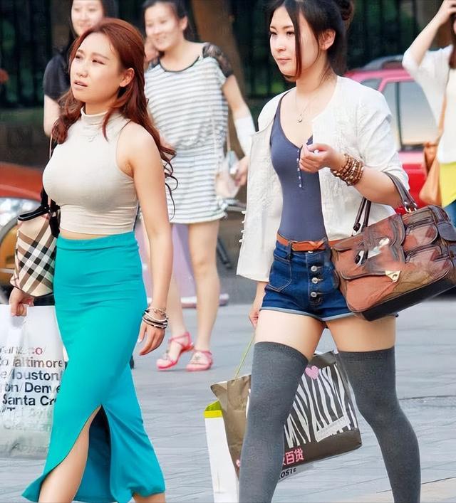 时尚街拍，漂亮的包臀裙小姐姐，身姿曼妙迷人，绽放青春魅力/