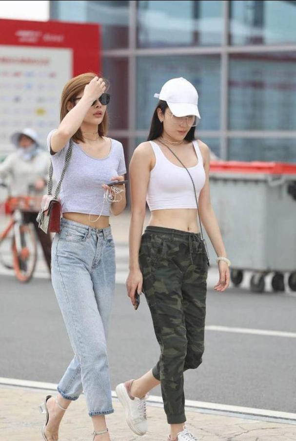 时尚街拍，漂亮的包臀裙小姐姐，身姿曼妙迷人，绽放青春魅力/