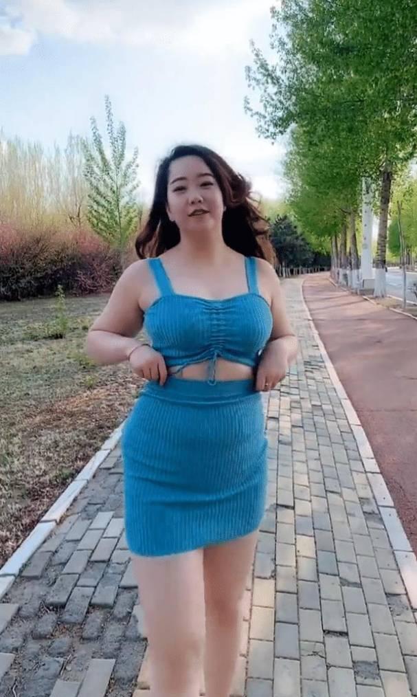 时尚街拍，漂亮的包臀裙小姐姐，身姿曼妙迷人，绽放青春魅力/