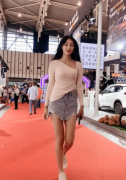 普普通通的穿搭模特大腿却凸显到欧美明星街拍