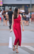 街头时尚高跟鞋搭配半身裙尽显优雅