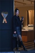 冬季里的时尚穿搭黑色搭配长靴长靴