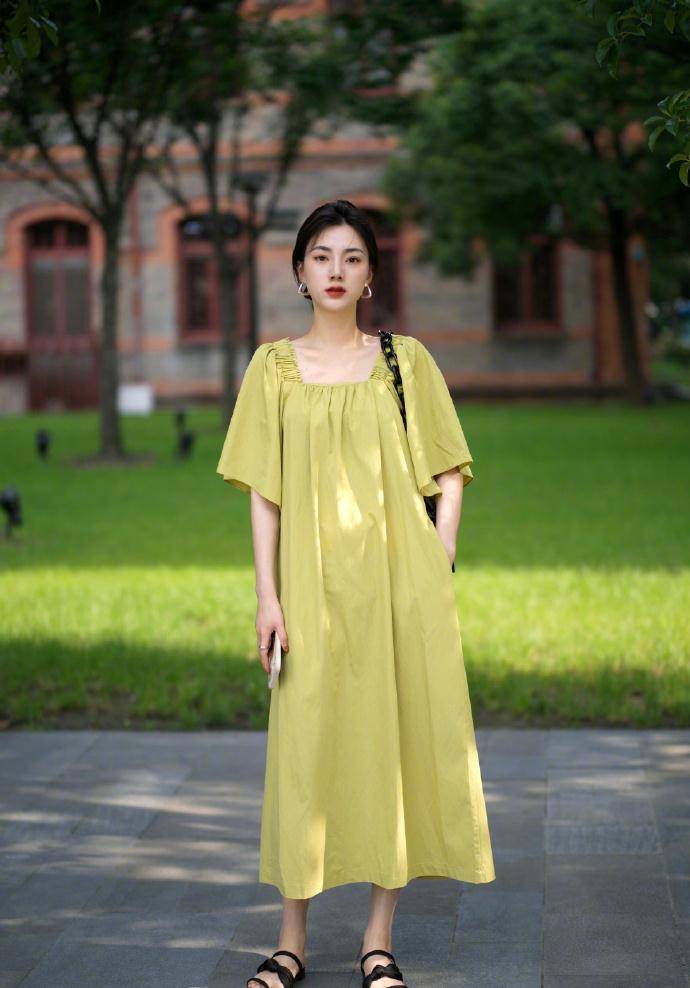 街拍搭配时尚的衣服_时尚搭配街拍_街拍时尚穿搭/