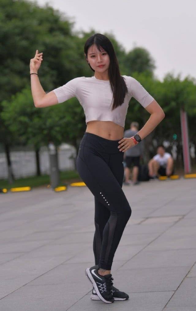 时尚搭配街拍_街拍时尚穿搭_街拍搭配时尚女装/
