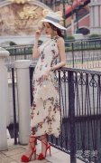 夏天去海边穿什么 美女都爱长裙宽檐