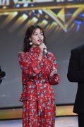 钟楚曦参加跨年晚会红色碎花裙太应景了美的像