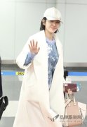 唐艺昕现身首都机场清新中又不失率