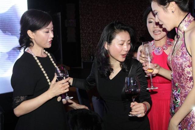 时尚搭配街拍_街拍搭配图_街拍搭配时尚女装