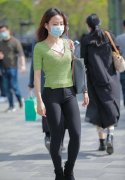 街拍色彩鲜艳的衣服搭配看起来更加