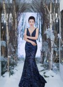 年过四十的李冰冰不再保守穿着深v好不过在雪地