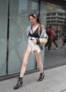 太吸睛街拍漂亮小姐姐深V穿的太