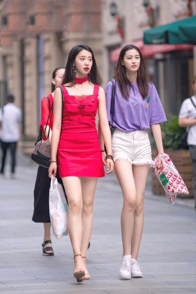 街拍穿什么衣服好_街拍时尚照片_时尚搭配街拍