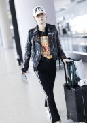 这位43岁的女明星在步行机场时身穿黑