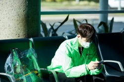 孙坚悉尼机场街拍 绿色夹克配球鞋妥妥的时尚icon