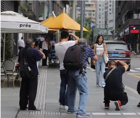 街拍城市的雨夜美女图_街拍城市夜景_城市街拍