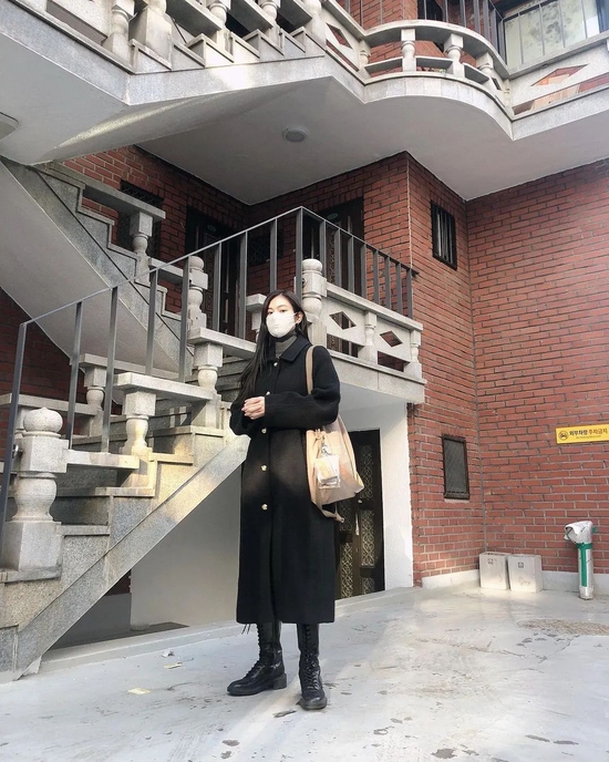 热门单品街拍_热门单职业传奇_单肩斜跨女包女星街拍