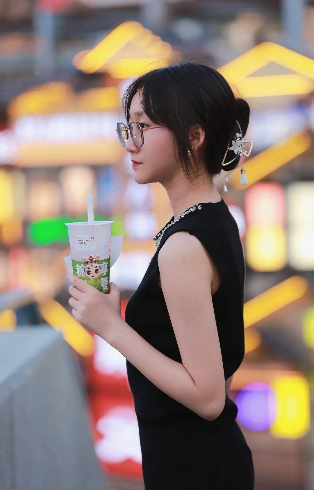 街拍城市风景_城市街拍_街拍城市的雨夜美女图