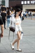 街拍这对双胞胎美女太时尚了她们长