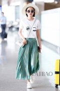 白色上衣缤纷下装 这个夏天就要来点