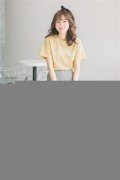 少女出街都爱T恤短裙 轻松减龄