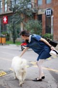 张静初最新时尚街拍曝光 初秋牛仔装走英伦复古