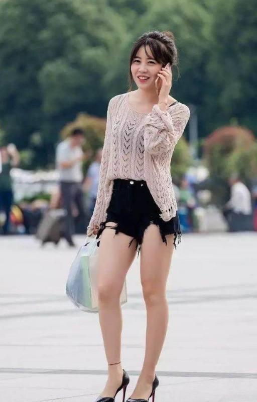 街拍: 身姿妩媚的城市美女, 吸引无数路人为之侧目