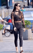 街头时尚女人穿高跟鞋简约又不失优