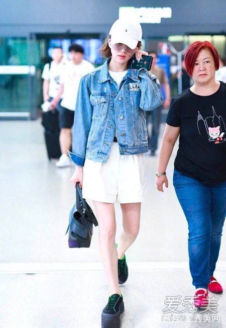 明星穿搭街拍_明星时尚街拍_街拍明星穿百褶裙搭配图片