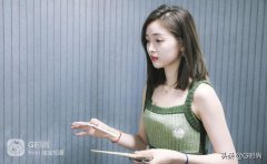 吴宣仪机场街拍时尚甜美可爱