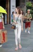 8月街拍美女穿粉色拖鞋袜胸的漂亮辣妈
