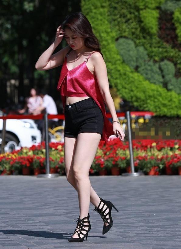 街拍: 身姿妩媚的城市美女, 吸引无数路人为之侧目