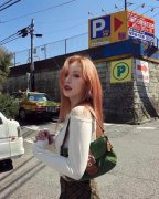 金泫雅日本旅行街拍 白色蕾丝衫格子短裙